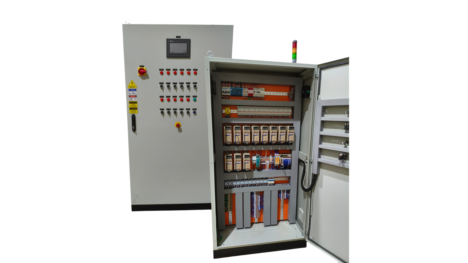 Painel elétrico industrial fabricado pela ULTRATEK, montagem interna com CLP, disjuntores e fiação identificada